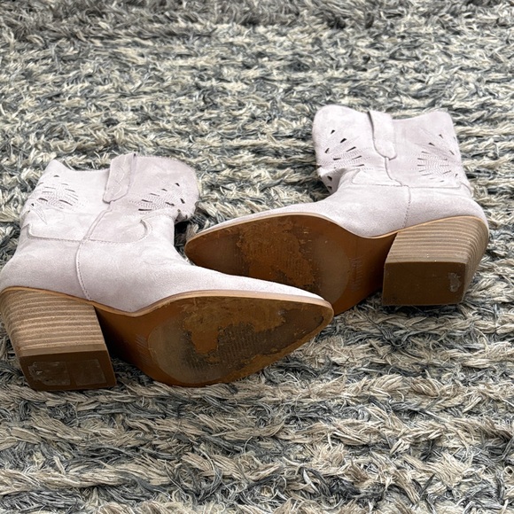 Elegant Light Lavender Heeled Boots, Size 6 - Picture 7 of 11
